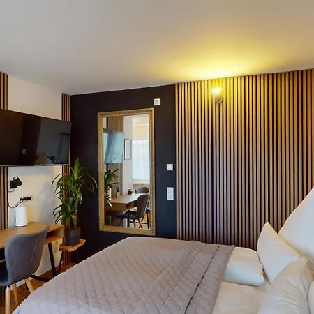Crown Living Studios - Studio Fuer 2 Personen - Sitzplatz Auf Der Terrasse - Kostenloser Parkplatz - Self Check-In Dornbirn Exterior photo