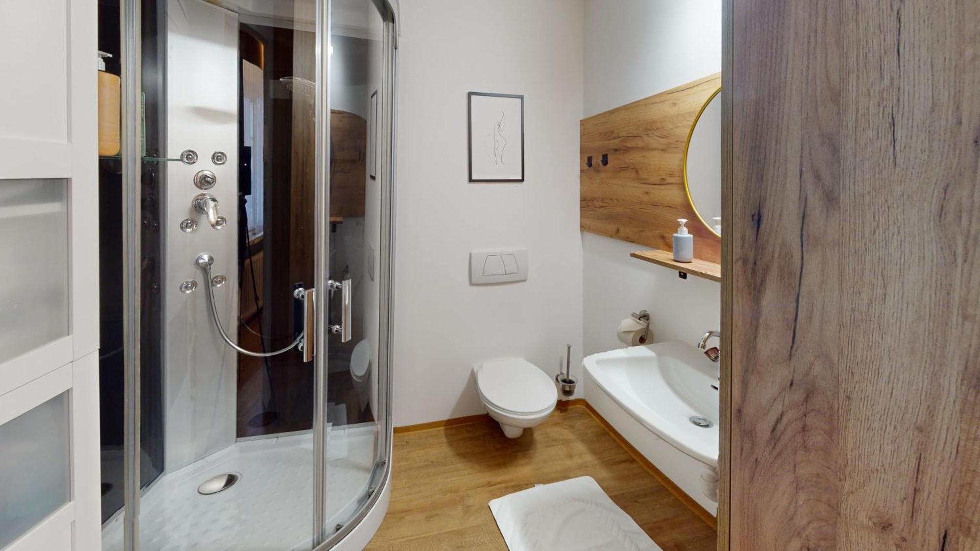 Crown Living - Fuer 2 Personen - Sitzplatz Auf Der Terrasse - Kostenloser Parkplatz - Self Check-in *