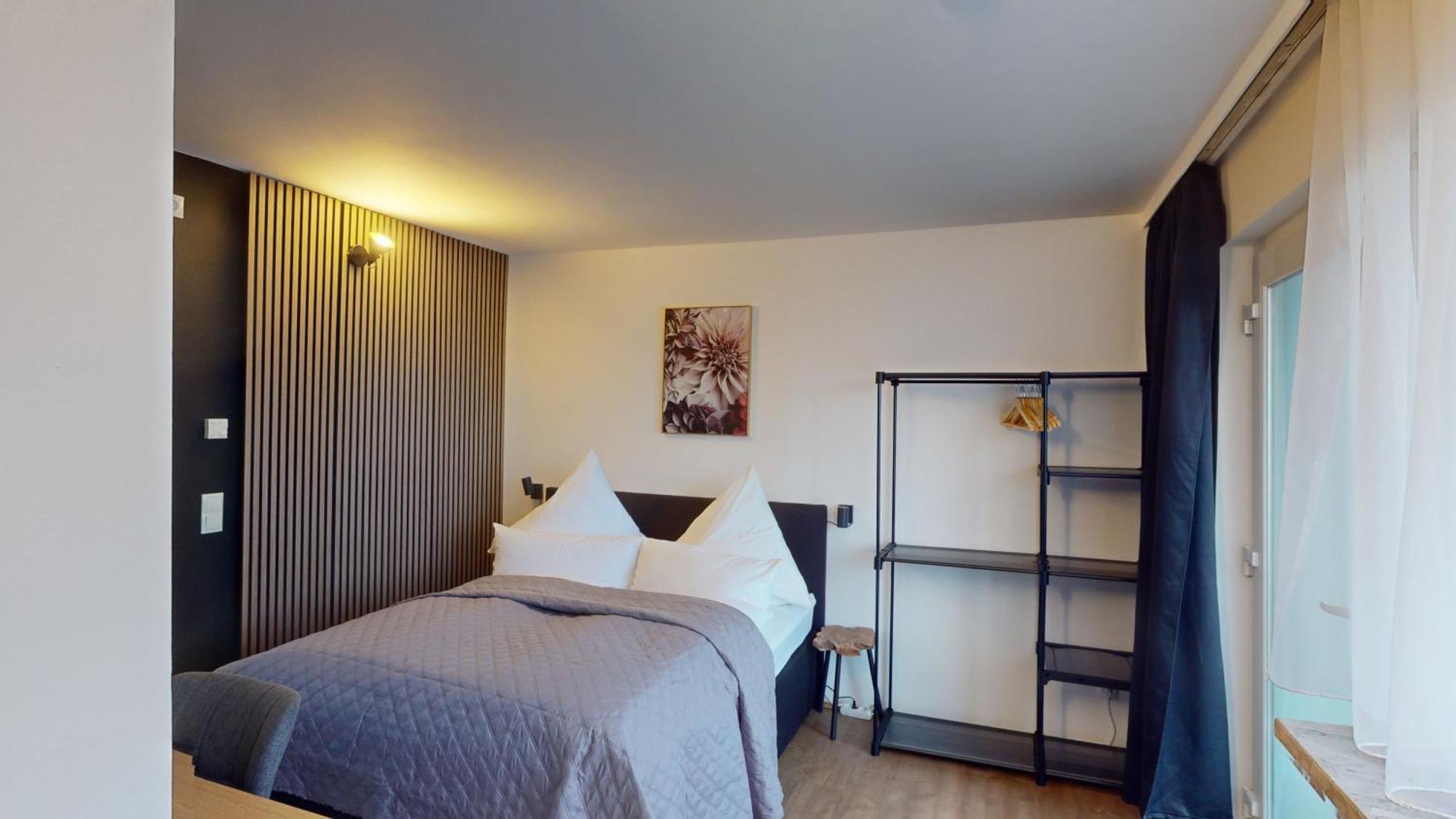 Crown Living - Fuer 2 Personen - Sitzplatz Auf Der Terrasse - Kostenloser Parkplatz - Self Check-in *