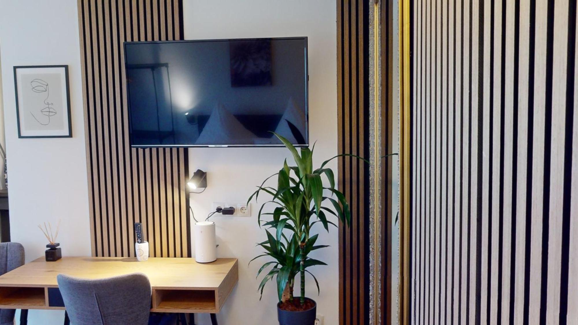 Crown Living - Fuer 2 Personen - Sitzplatz Auf Der Terrasse - Kostenloser Parkplatz - Self Check-in Apartment